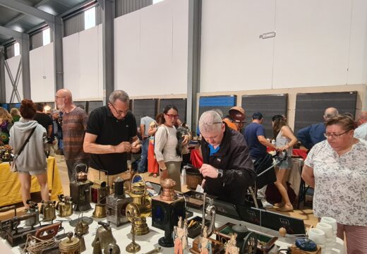 Éxito de público na “II Feira de antigüidades, coleccionismo e vintage” organizada polo Concello e a asociación Ferro Vello